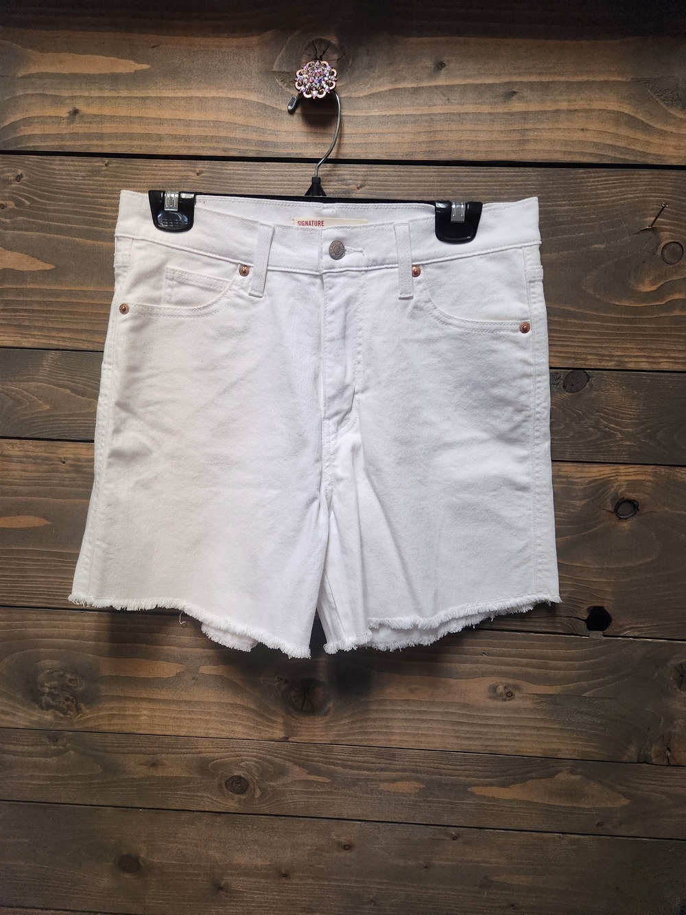 LEVI SIGNATURE SERIES WHIT WOMENS SHORTS SIZE 28 IN.